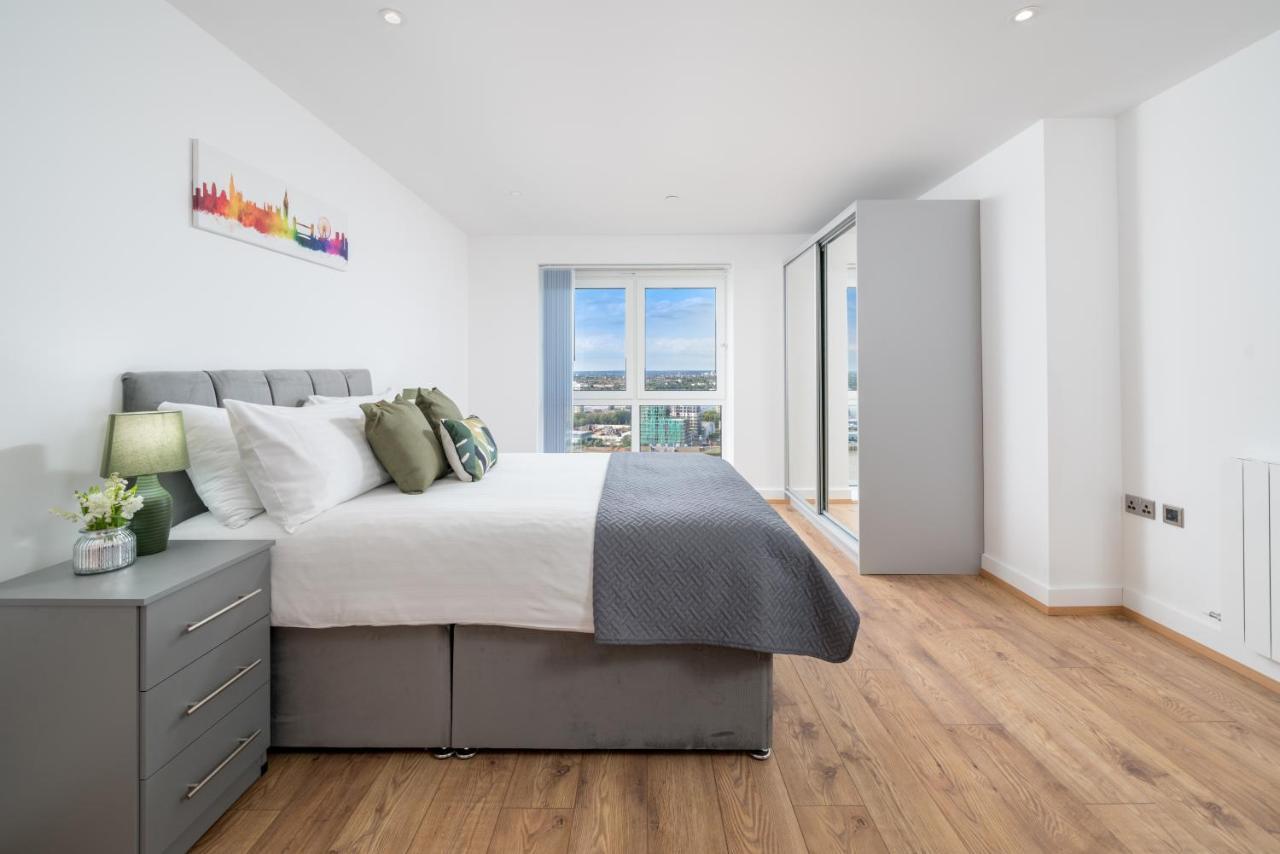 Skyvillion - Skyview Overseeing River Thames By Woolwich Ferry, Near Excel, O2 Arena, Airport, Free Wifi & Free Onsite Parking, Fantastic Rates For Longer Apartment *
