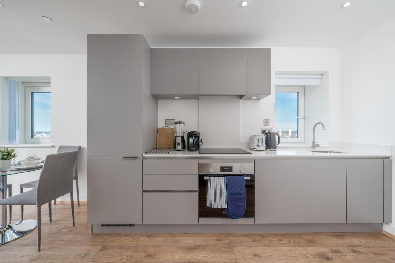 Apartment Skyvillion - Skyview Overseeing River Thames By Woolwich Ferry, Near Excel, O2 Arena, Airport, Free Wifi & Free Onsite Parking, Fantastic Rates For Longer *