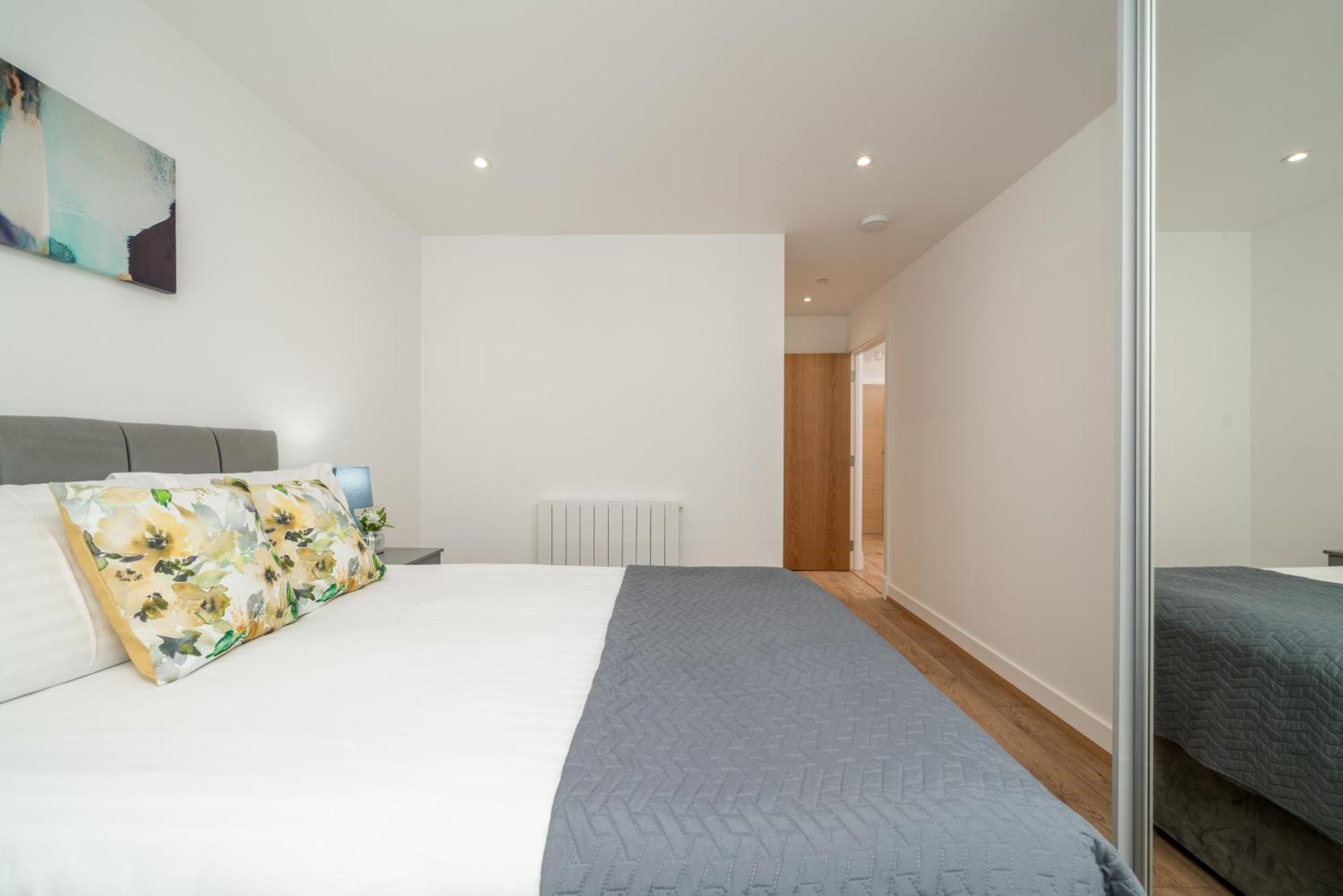Skyvillion - Skyview Overseeing River Thames By Woolwich Ferry, Near Excel, O2 Arena, Airport, Free Wifi & Free Onsite Parking, Fantastic Rates For Longer London