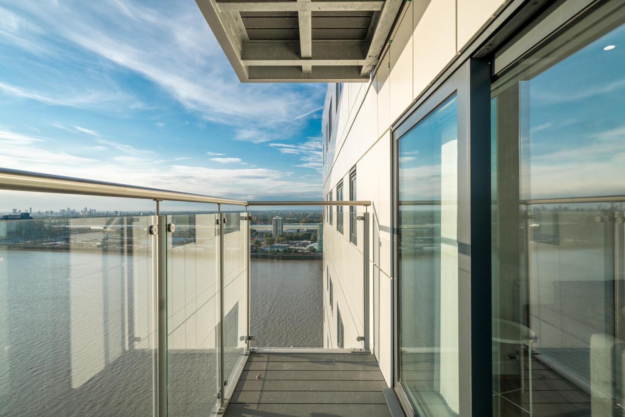 Skyvillion - Skyview Overseeing River Thames By Woolwich Ferry, Near Excel, O2 Arena, Airport, Free Wifi & Free Onsite Parking, Fantastic Rates For Longer Apartment *