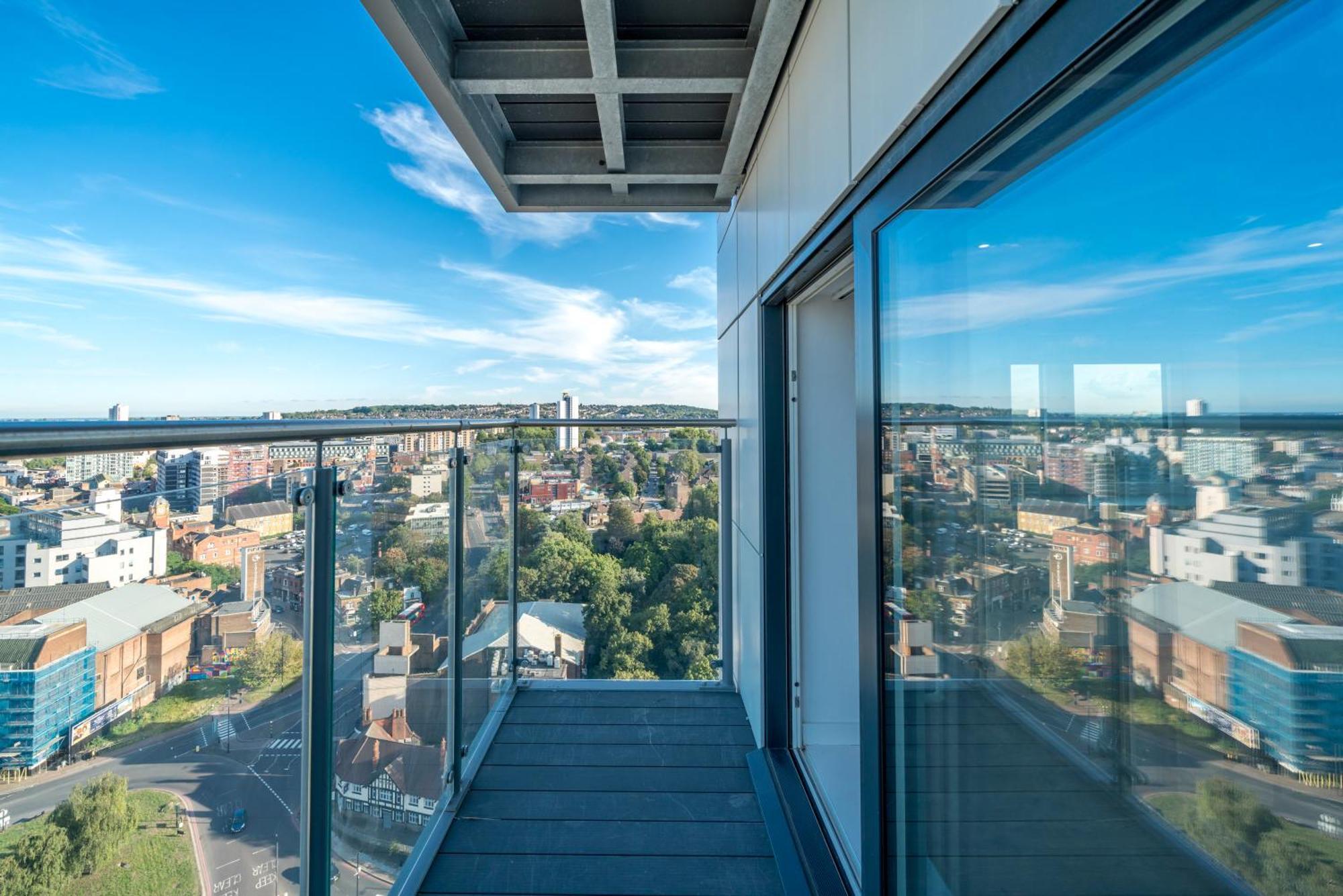 Apartment Skyvillion - Skyview Overseeing River Thames By Woolwich Ferry, Near Excel, O2 Arena, Airport, Free Wifi & Free Onsite Parking, Fantastic Rates For Longer