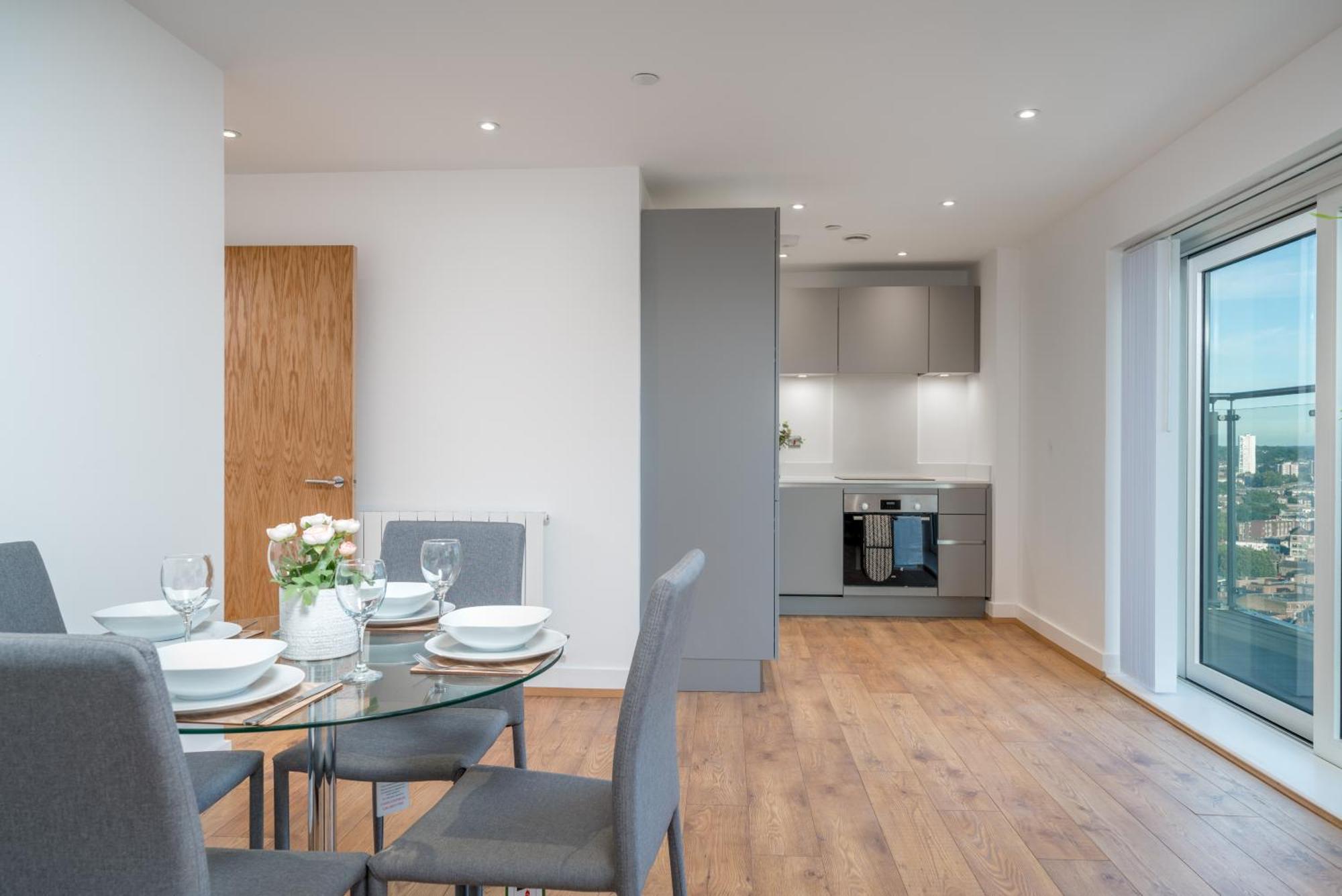 Skyvillion - Skyview Overseeing River Thames By Woolwich Ferry, Near Excel, O2 Arena, Airport, Free Wifi & Free Onsite Parking, Fantastic Rates For Longer Apartment
