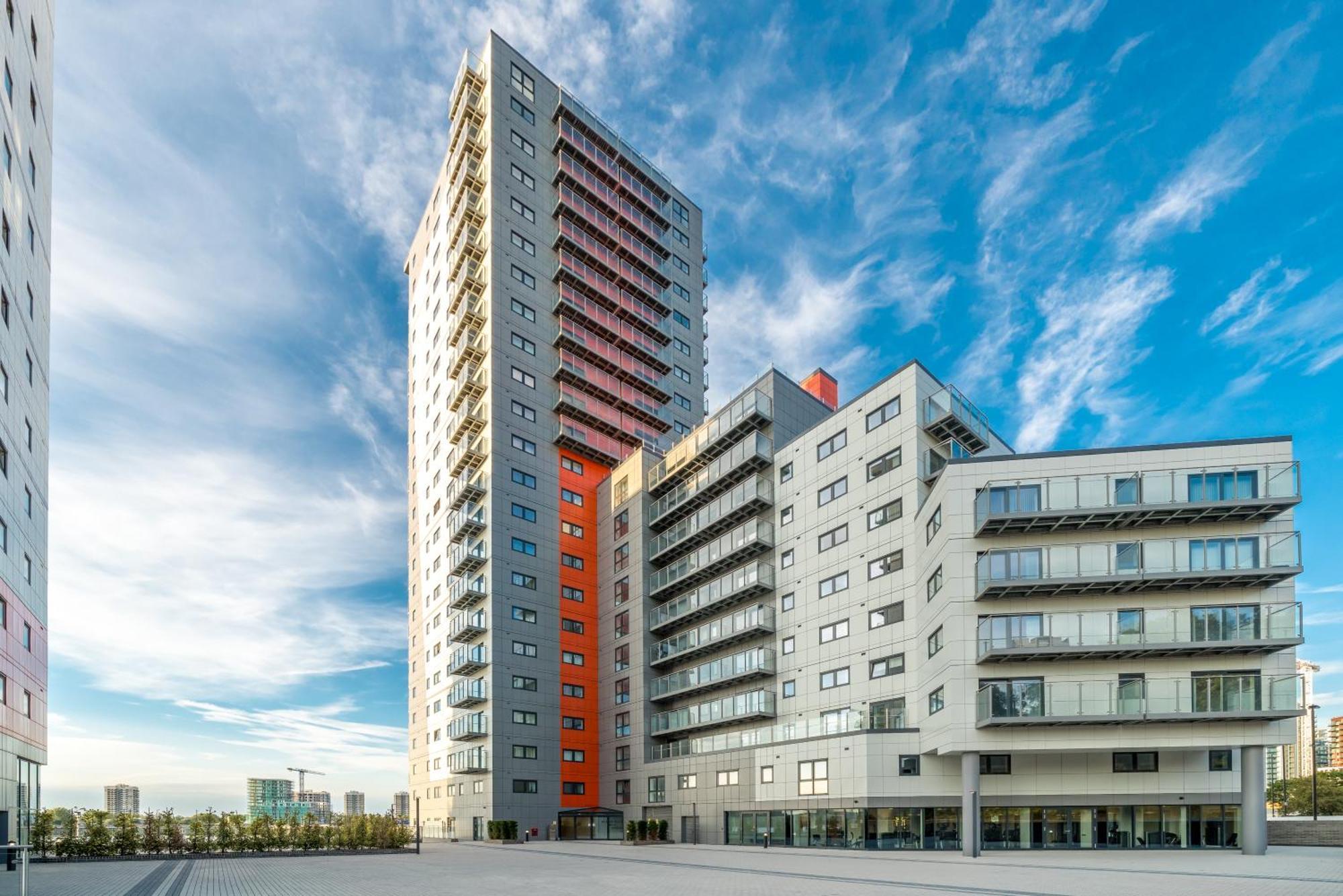 Apartment Skyvillion - Skyview Overseeing River Thames By Woolwich Ferry, Near Excel, O2 Arena, Airport, Free Wifi & Free Onsite Parking, Fantastic Rates For Longer London