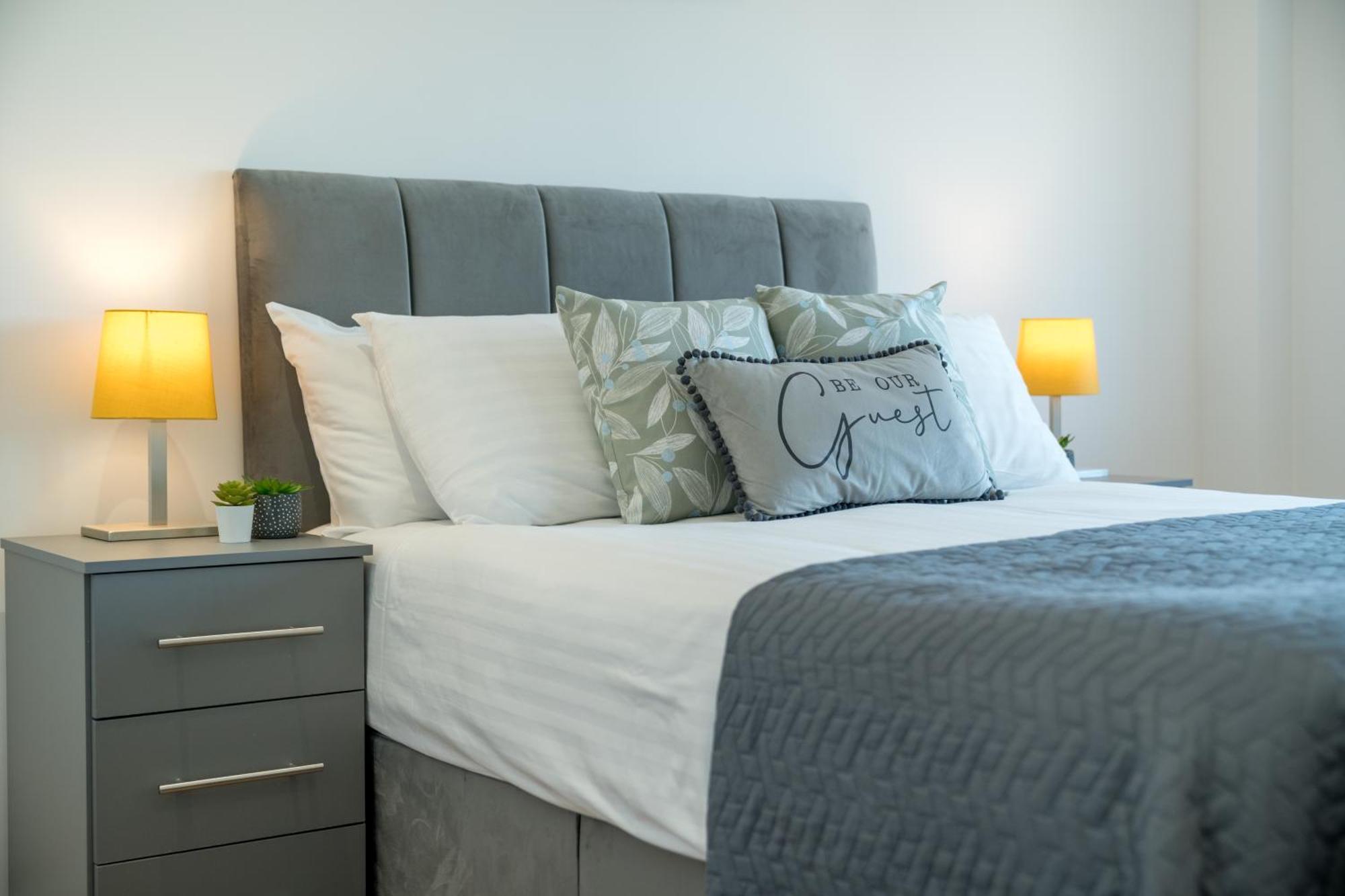 Apartment Skyvillion - Skyview Overseeing River Thames By Woolwich Ferry, Near Excel, O2 Arena, Airport, Free Wifi & Free Onsite Parking, Fantastic Rates For Longer London