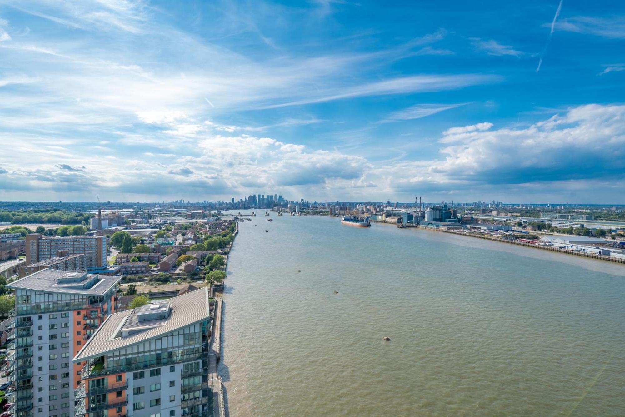 Skyvillion - Skyview Overseeing River Thames By Woolwich Ferry, Near Excel, O2 Arena, Airport, Free Wifi & Free Onsite Parking, Fantastic Rates For Longer Apartment London