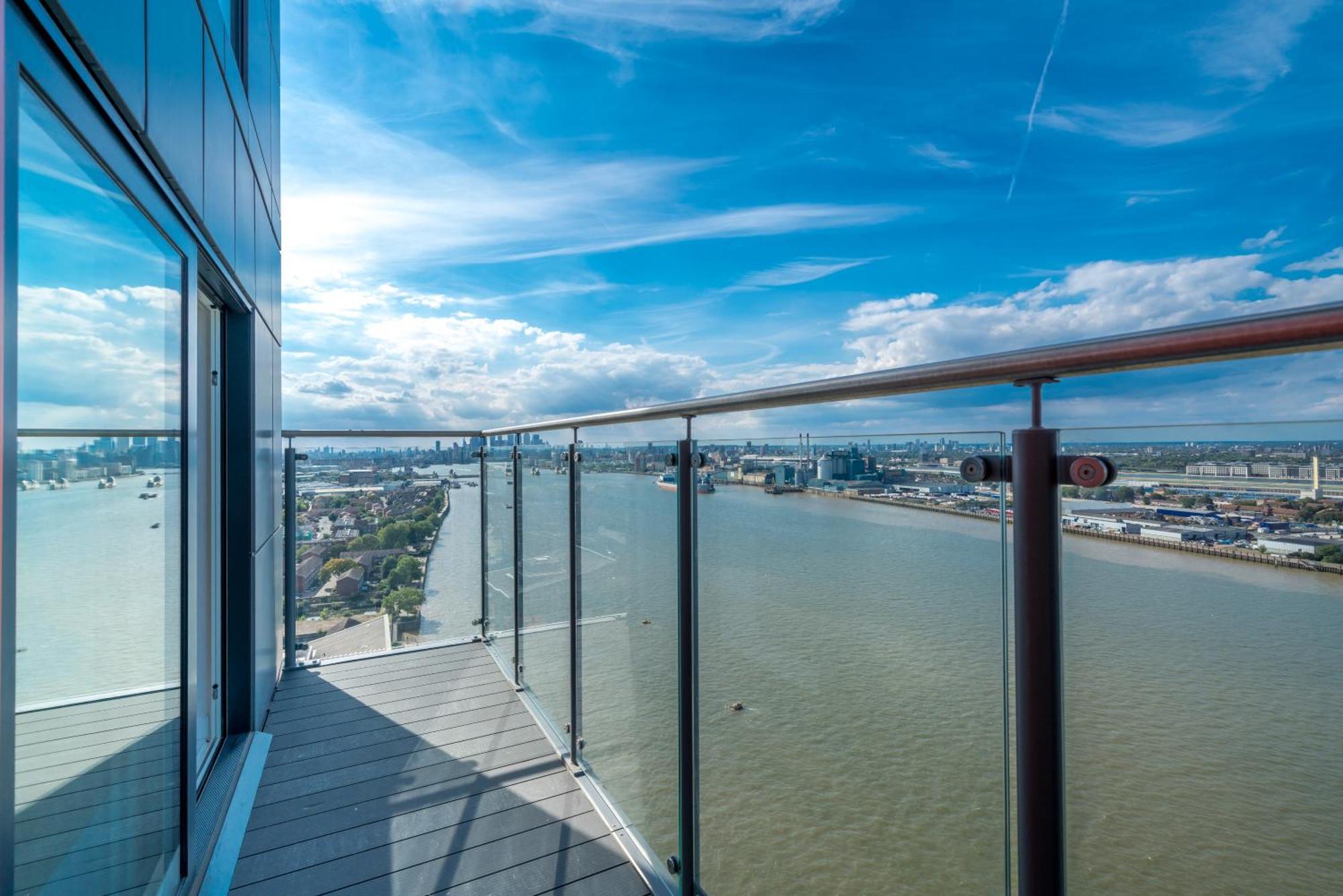 Apartment Skyvillion - Skyview Overseeing River Thames By Woolwich Ferry, Near Excel, O2 Arena, Airport, Free Wifi & Free Onsite Parking, Fantastic Rates For Longer