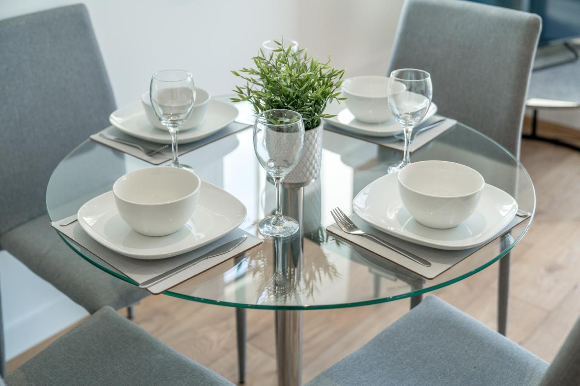Skyvillion - Skyview Overseeing River Thames By Woolwich Ferry, Near Excel, O2 Arena, Airport, Free Wifi & Free Onsite Parking, Fantastic Rates For Longer Apartment