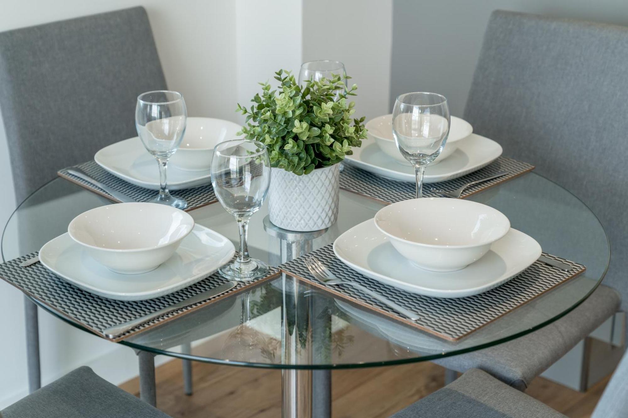 Skyvillion - Skyview Overseeing River Thames By Woolwich Ferry, Near Excel, O2 Arena, Airport, Free Wifi & Free Onsite Parking, Fantastic Rates For Longer * London