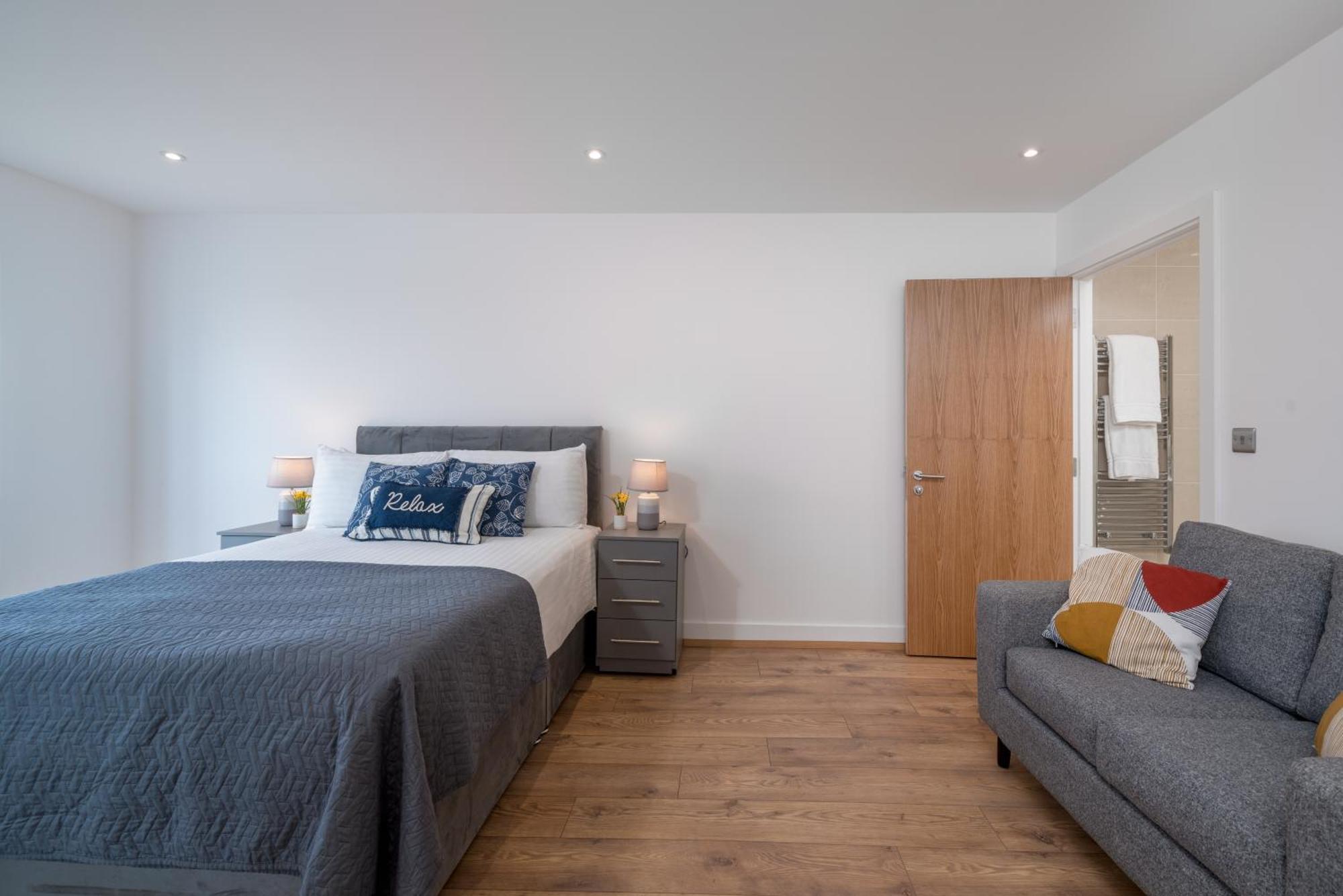 Apartment Skyvillion - Skyview Overseeing River Thames By Woolwich Ferry, Near Excel, O2 Arena, Airport, Free Wifi & Free Onsite Parking, Fantastic Rates For Longer