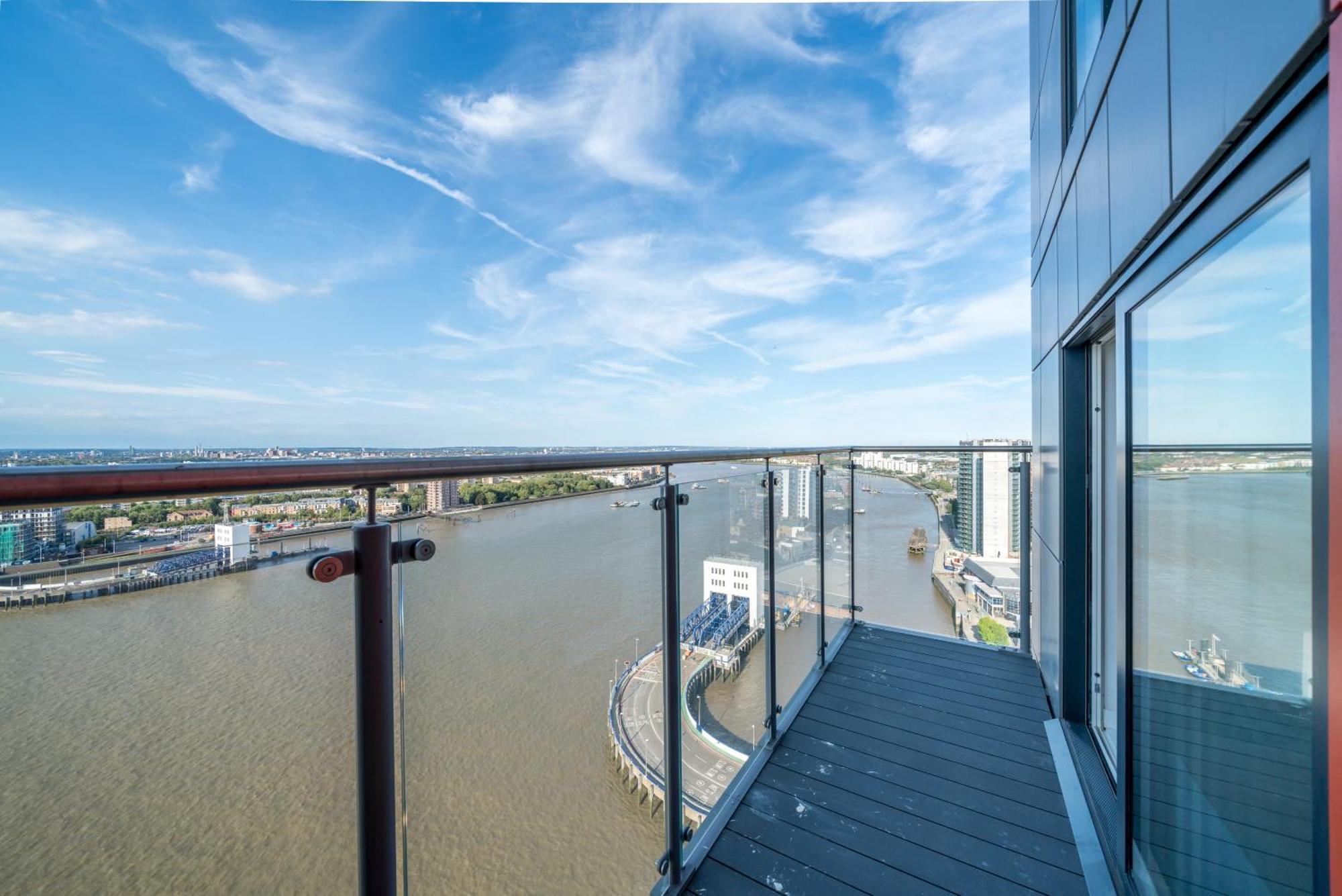 Skyvillion - Skyview Overseeing River Thames By Woolwich Ferry, Near Excel, O2 Arena, Airport, Free Wifi & Free Onsite Parking, Fantastic Rates For Longer